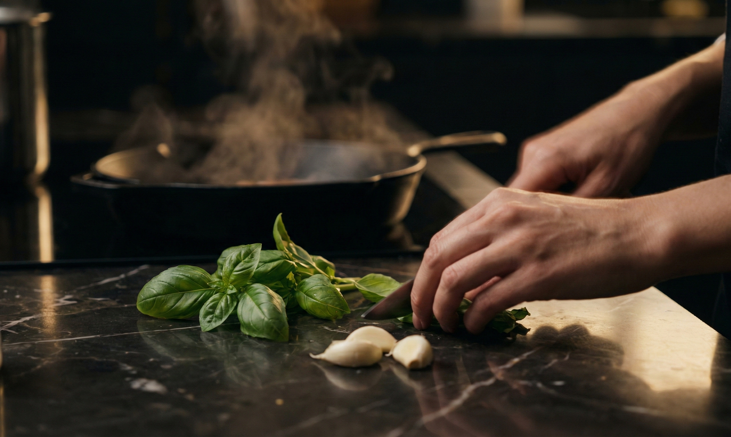 Mani che preparano cibo